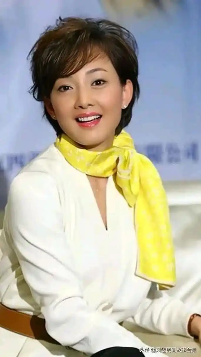 前两幅图是牛莉以前的样子,反差太大了!