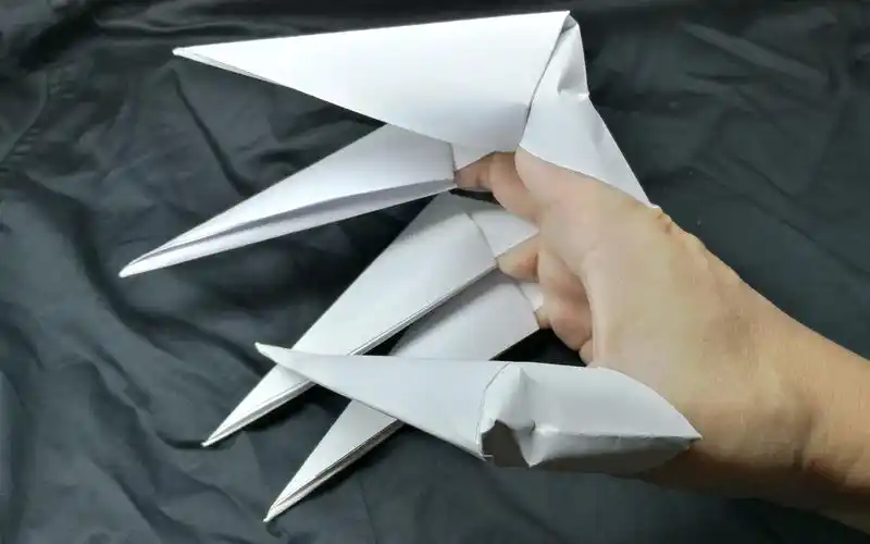 小壮手工折恶魔爪子在万圣节装扮好玩的纸爪子折纸不复杂