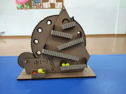 玩转创意"——肥西西城国际幼儿园中一班"亲子自制教玩具"比赛