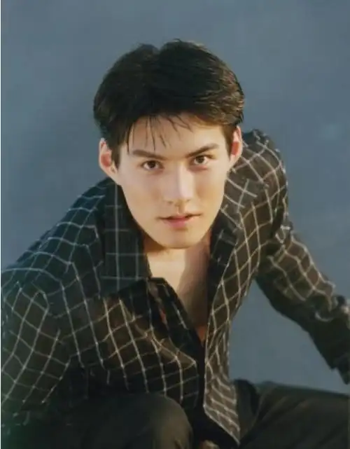 p>严宽(2014年正式改名 a>严屹宽 /a>),1979年1月24日出生于 a>上海