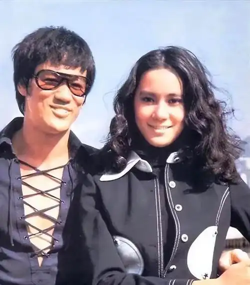 1973年李小龙死在丁佩的床上死后妻子要求尸检真相究竟如何