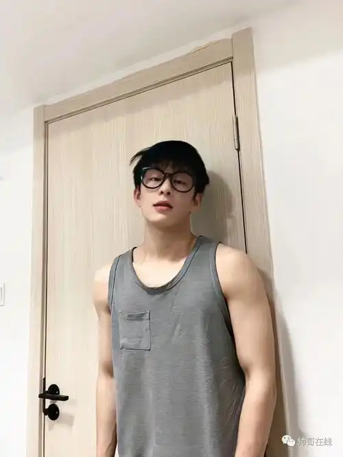 白净小腹肌奶帅弟弟,可以申请做男朋友吗?插图3