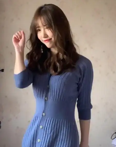 "蓝衣战神"走红,葫芦身材让人羡慕,颜值不输明星