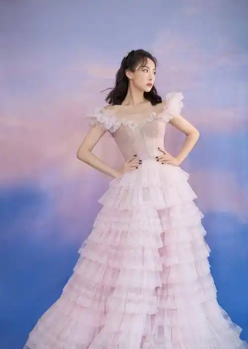 宋茜穿粉色公主裙露细腰,力证金鹰女神礼服太拉胯_的设计_身材_吐槽