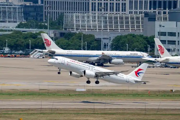 多图直击|翼飞冲天!国产大飞机c919开启商业首航|中国东航c919首航_新
