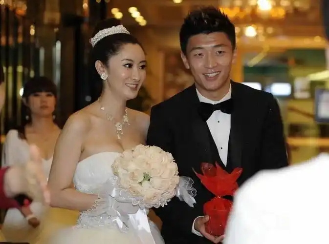 国足前锋杨旭晒与娇妻合影,主播妻子脸容变化巨大!网友:整了?