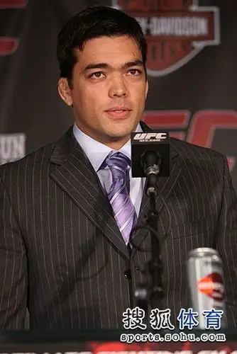 组图:他就是ufc不败之神 日巴混血儿格外俊朗
