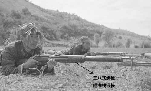 头戴柳条帽,匍匐射击的八路军,显示出极高的单兵战斗素养!