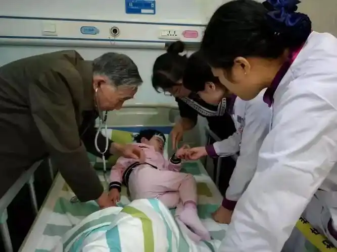 在深圳康贝儿童医院授课期间,经常亲临床一线,走进康贝儿童院住院部