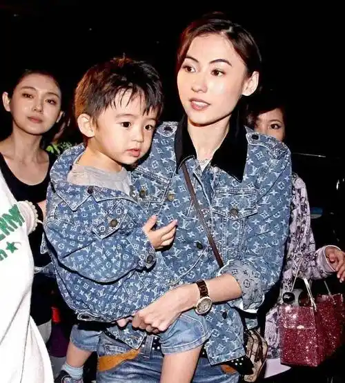 张柏芝大儿子新照现身,网友评论:长得一点都不像谢霆锋