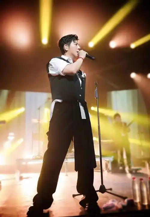 胡海泉新歌《走向光明未来》上线 致敬无悔青春追梦人