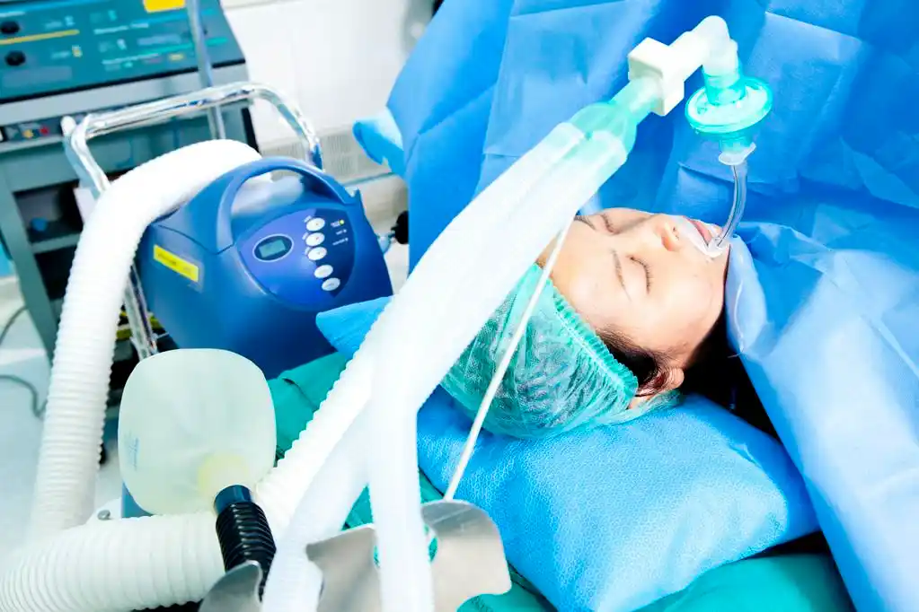 女人在医院中的病人接收人工通气的肖像