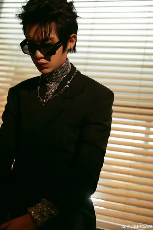 元气满满的哥哥#】黄明昊超话舞台造型黑色廓形西装77高领亮片内搭