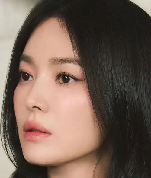 宋慧乔晒最新物料照,中分卷发好温柔,怼脸拍好美!|套装|长裙|短裙|裙