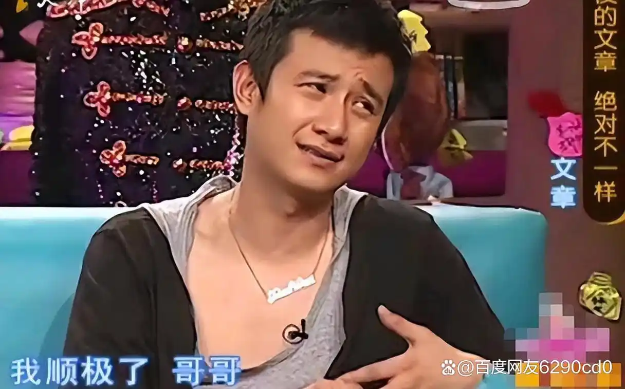 文章与女友手牵手逛超市,场景非常甜蜜,新女友打扮酷似姚笛!