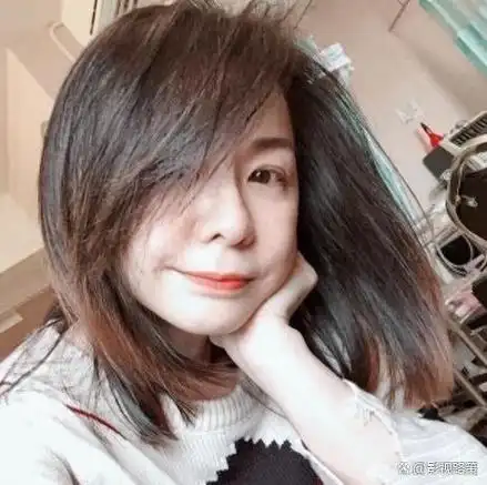 的坚持和深情同样触动了观众的心弦,许多女孩将他视为心中的梦中情人