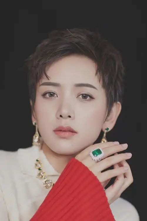 李晓峰珠光宝气优雅迷人写真图片