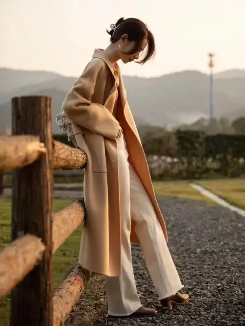 成熟女人的衣橱里少不了"大衣",搭配这几款单品,优雅又高级