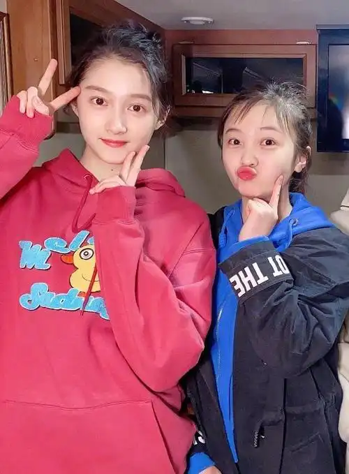 林妙可同框关晓彤,却被秒成路人,穿旗袍身材圆润似贵妇