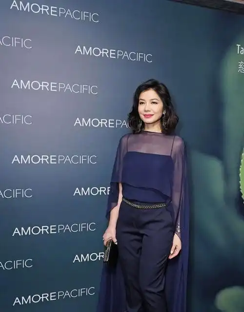 59岁钟楚红低调亮相,西装外套配小黑裤优雅知性,依旧女神范十足