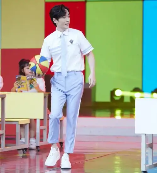 朱一龙身穿校服装现身快乐大本营你的学长来了请签收