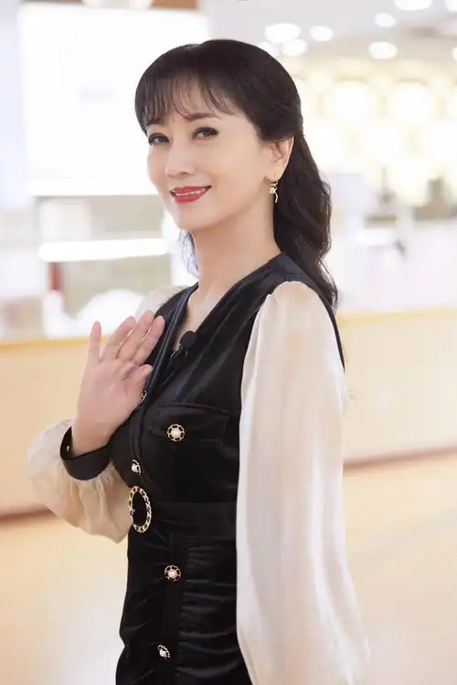 赵雅芝简历个人资料简介(演员赵雅芝,二婚嫁普通人,三个儿子一个比一