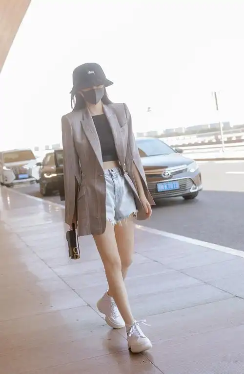 景甜现身机场低调亲切穿露腹装配热裤大秀蛮腰与美腿