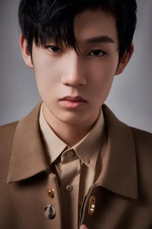 杜天宇轻熟风质感大片曝光时尚表现力满分