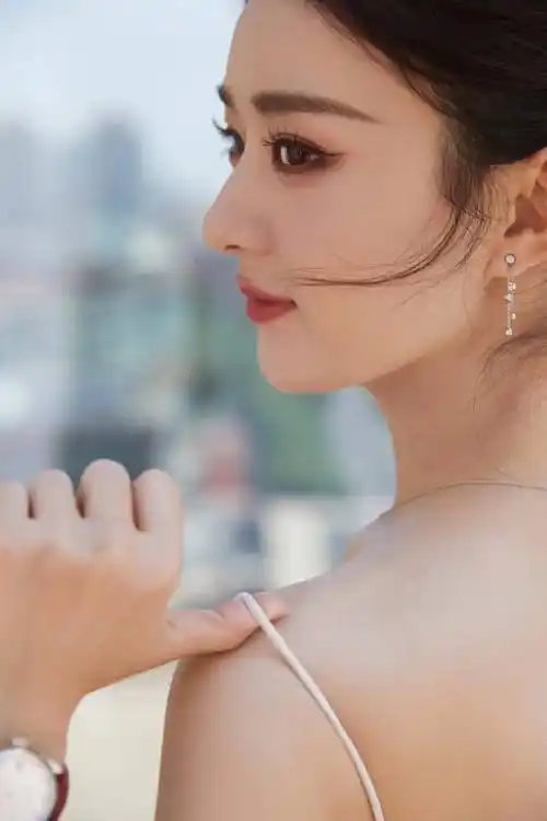 赵丽颖刺绣吊带裙造型:优雅唯美,倾国倾城