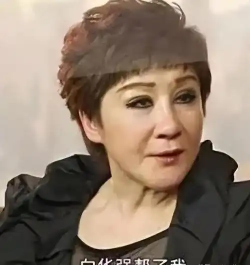 李小龙死后丁佩饱受流言,与向华强结合生下一女儿,后来遁入空门