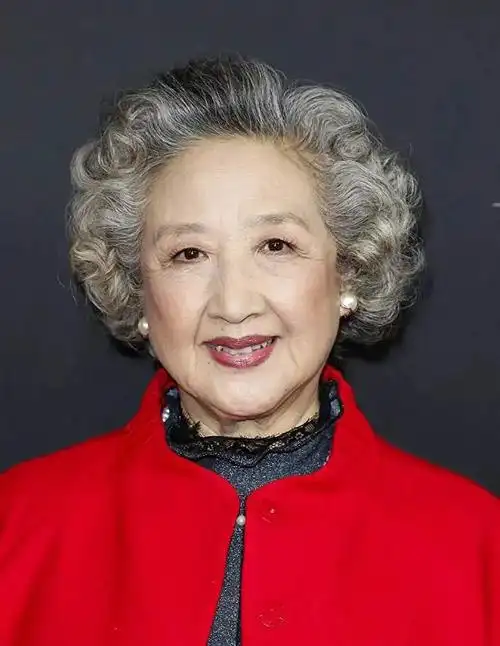 卷,老了才贵气|短发|发型|丝巾|微卷|穿搭|齐刘海|女性身材_网易订阅