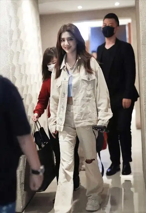 原创吴千语身材真会长穿短针织衫扣子要崩开配灯芯绒套装真潇洒