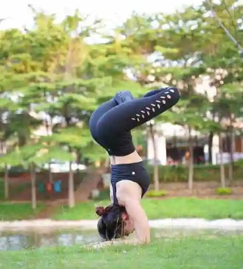 女神王丽坤也是瑜伽高手练起空中瑜伽美爆了身姿曼妙令人心动