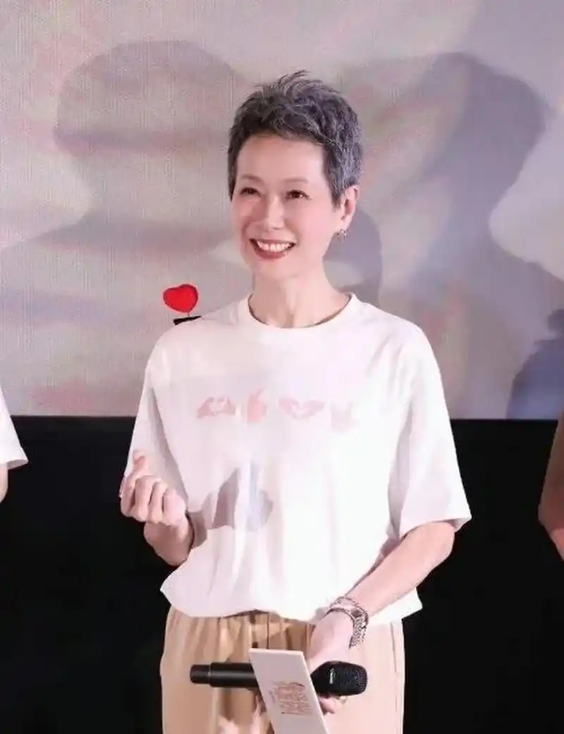 60岁的叶童这两年总是顶着一头白发示人,没有再刻意把头发染回黑色