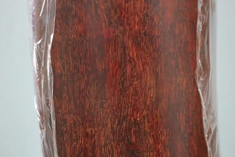 展开全部 这根小叶紫檀原木由北京.林业大学.木材检测鉴定中心鉴定.