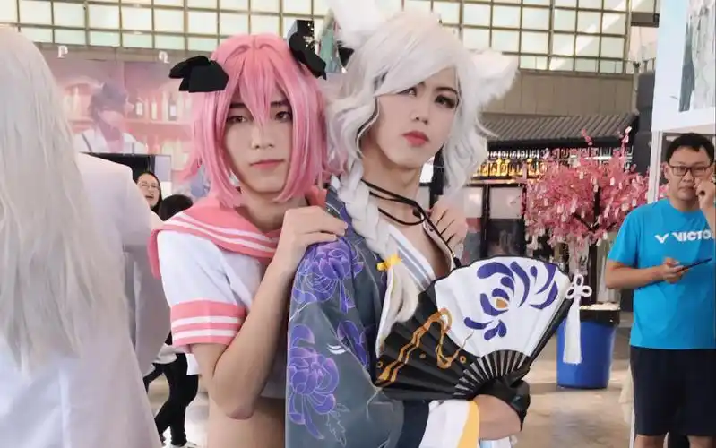 漫展中女装大佬竟对良家少男图谋不轨……_哔哩哔哩 (゜-゜)つロ 干杯