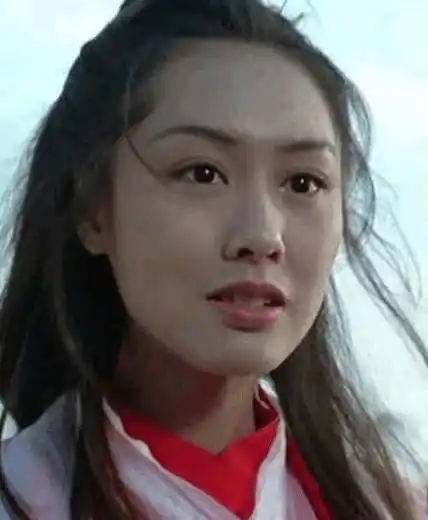 大家都知道她是由朱茵小姐姐扮演的,当年她的微微一笑和眨眼睛,简直就