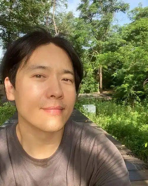 大哥40岁生日晒自拍,回顾过往直言"刺激",皮肤光滑显年轻_高云翔_董璇