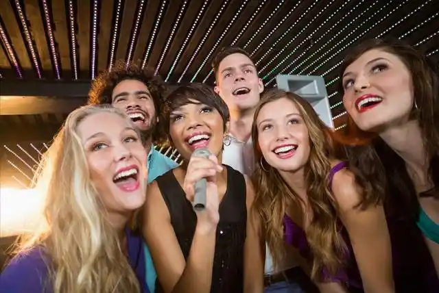 其实,唱歌好听不只是嗓子发声的问题,还有很多技巧和小窍门可以帮助