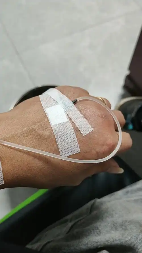 一个人打点滴 !扎针输液 !打完点滴!天下无敌! - 抖音