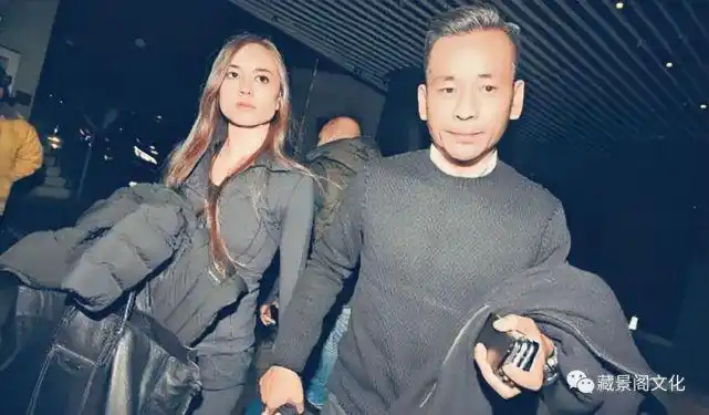 风云的"尖东虎中虎"黄俊的徒孙,是新义安"第三代龙头"向展伟的左右手