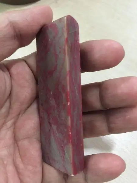 如果是真的大概值多少钱?是什么品种鸡血石?