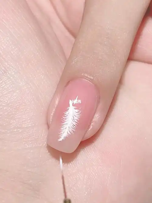 彩绘简单羽毛美甲的画法