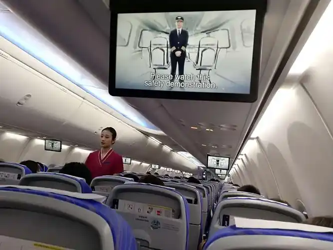 乘坐晚上10点15分南方航空公司的飞机飞往珠海.