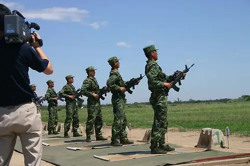 图文:我军士兵95步枪卧姿打靶后验枪完毕