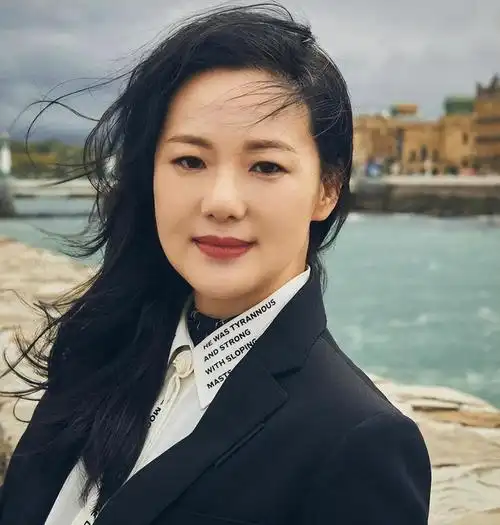 咏梅从不看轻,她说:"四十岁以后的女演员,潜力不是区区几句话能概括的