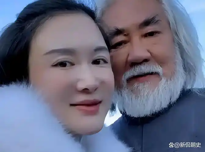 罕见72岁导演张纪中与41岁博士妻子秀恩爱网友评论区一边倒
