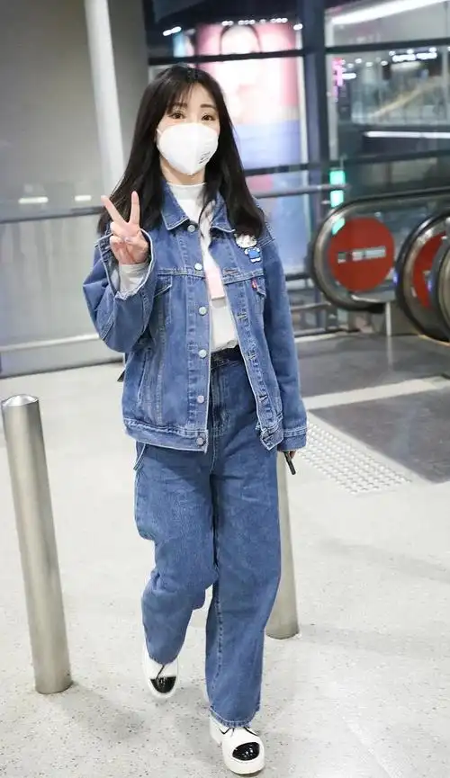 超有看头的女明星机场街拍来袭哪怕依旧是防护主题