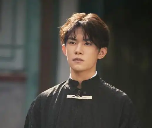 易烊千玺自曝初恋阿深易烊千玺说不找圈内