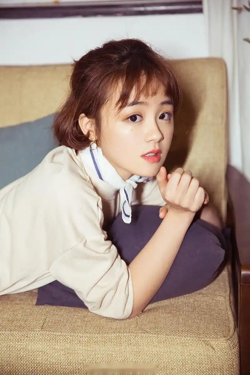 你是演戏时认真踏实的演员,是生活中活泼俏皮的开心